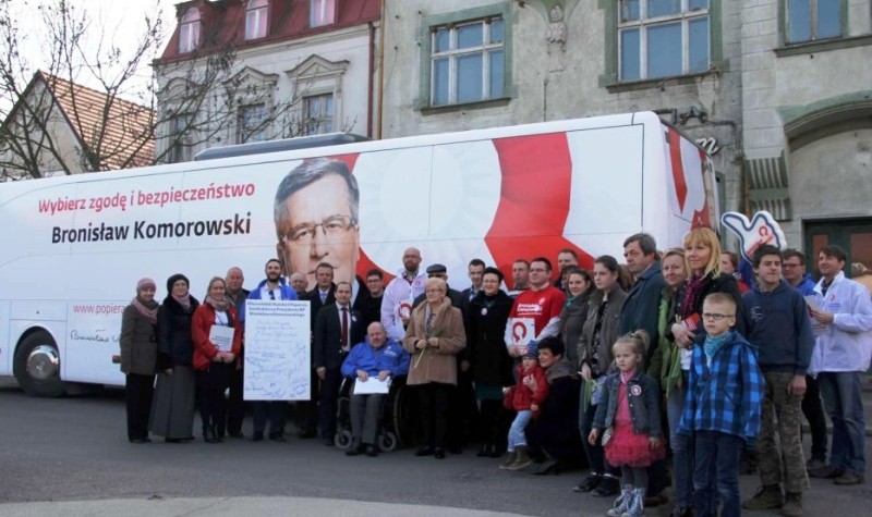 Ilustracja do artykułu Na międzychodzkim rynku odbyła się konferencja prasowa w ramach kampanii prezydenckiej Bronisława Komorowskiego 