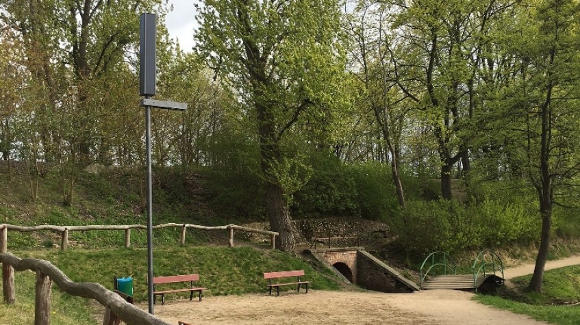 Ilustracja do artykułu Autonomiczna lampa zasilana słońcem zaświeciła nad Jeziorem Miejskim w Międzychodzie