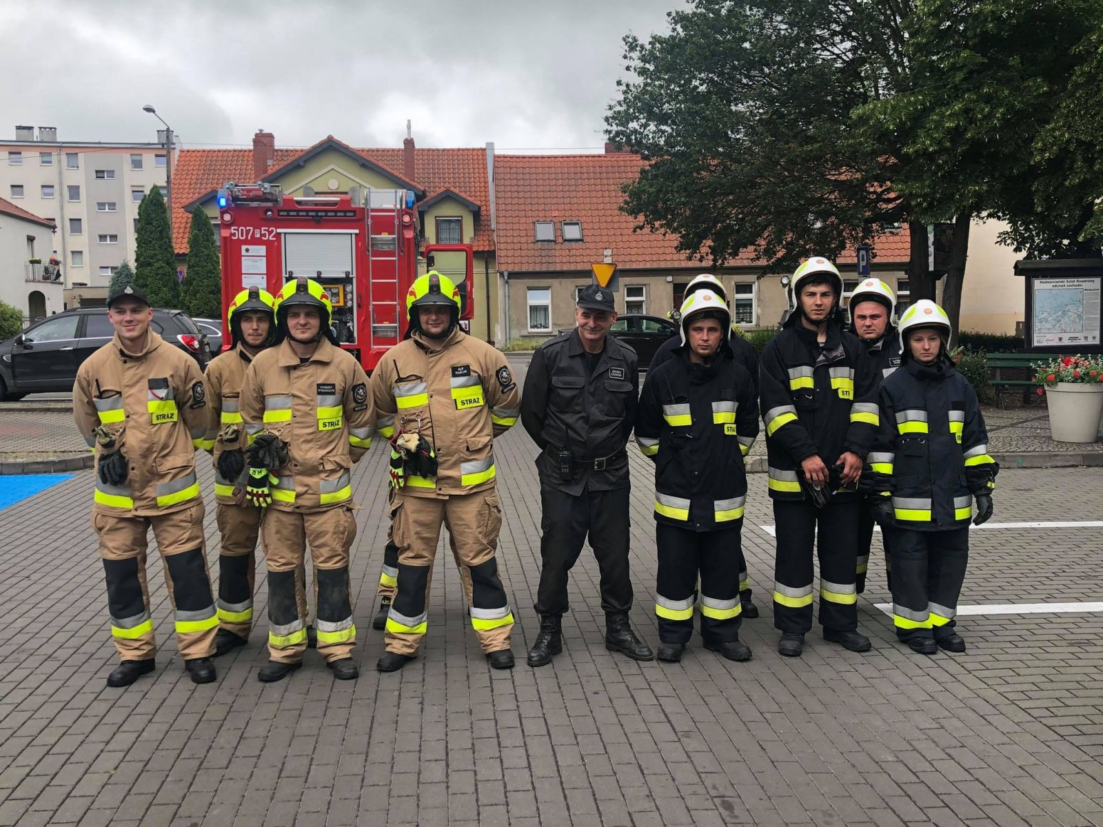 zdjęcie przedstawia strażaków
