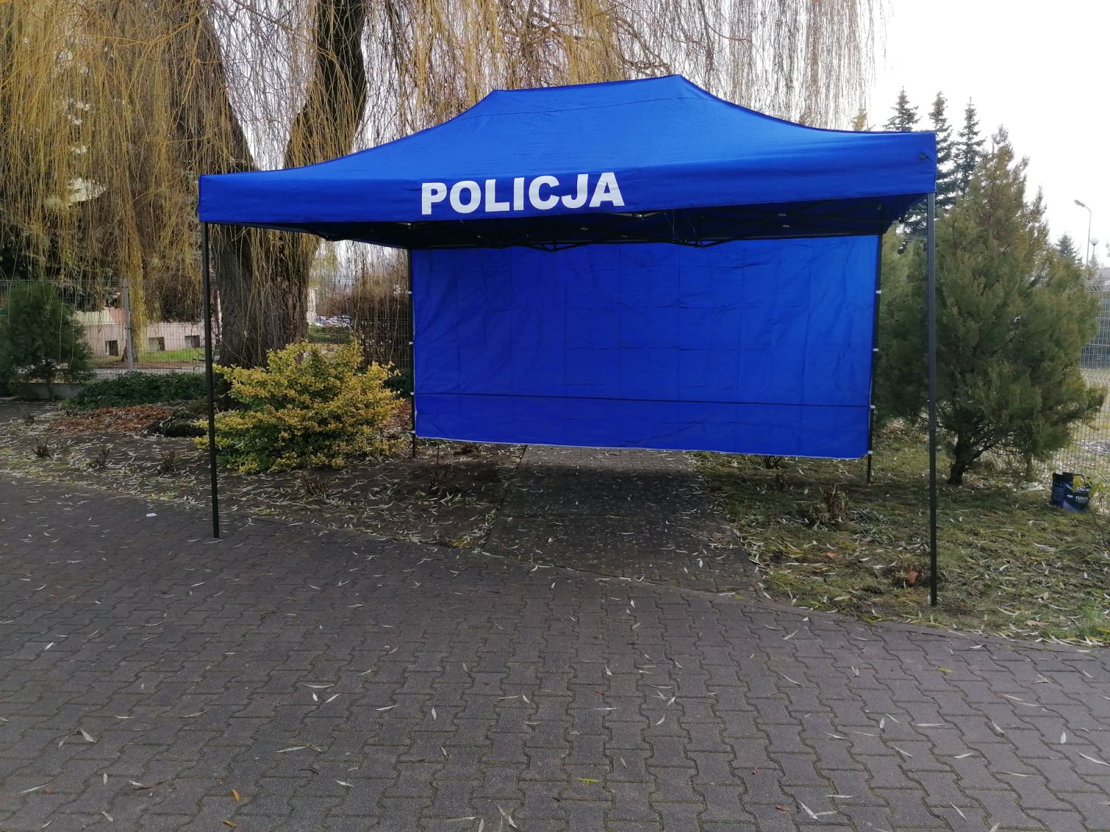 Zdjęcie namiotu policyjnego