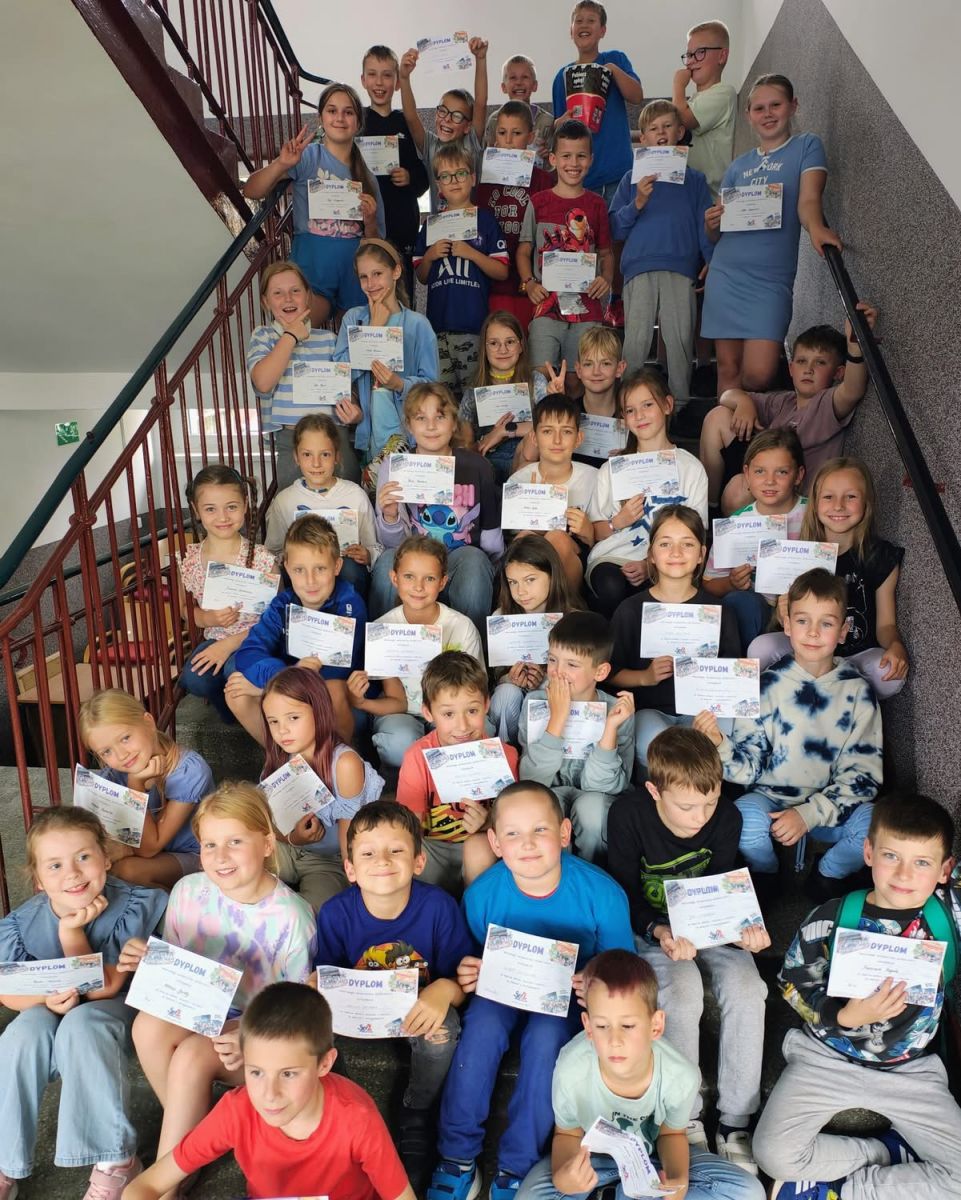 uczestnicy półkolonii z dyplomami