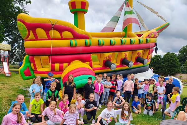 półkolonia na dmuchańcach