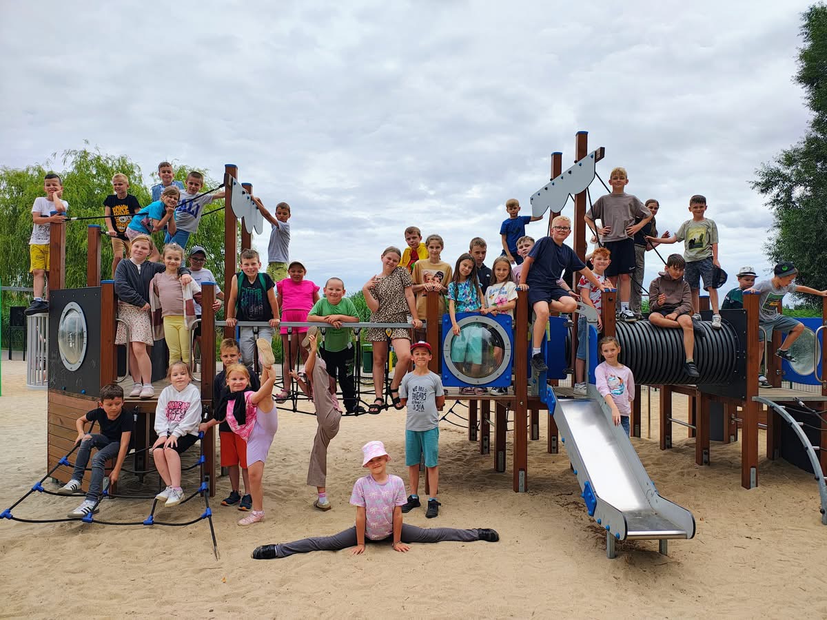 dzieci na placu zabaw