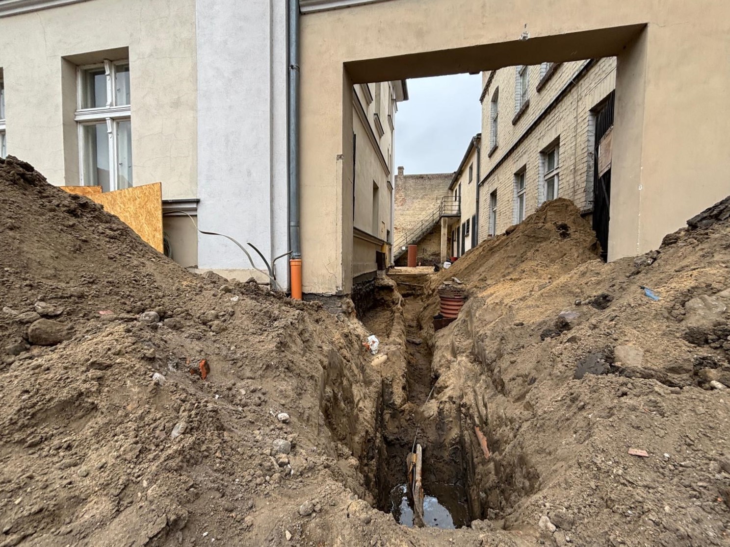 Prace budowlane na podwórku Muzeum