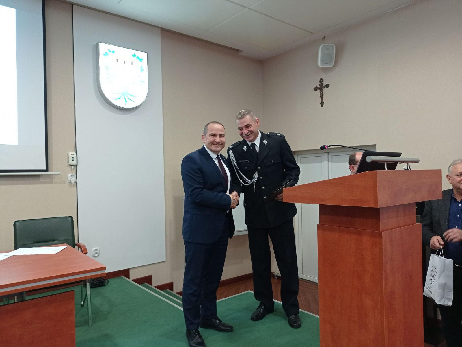 Burmistrz gratuluje Prezesowi Zarządu Oddziału Miejsko-Gminnego ZOSP RP w Międzychodzie