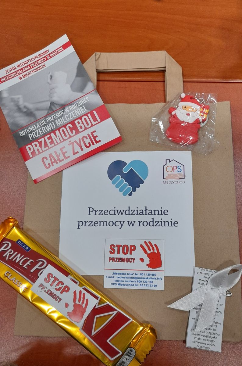 Zdjęcie przedstawia zestaw przekazywany w ramach akcji 16 Dni Przeciwdziałania Przemocy