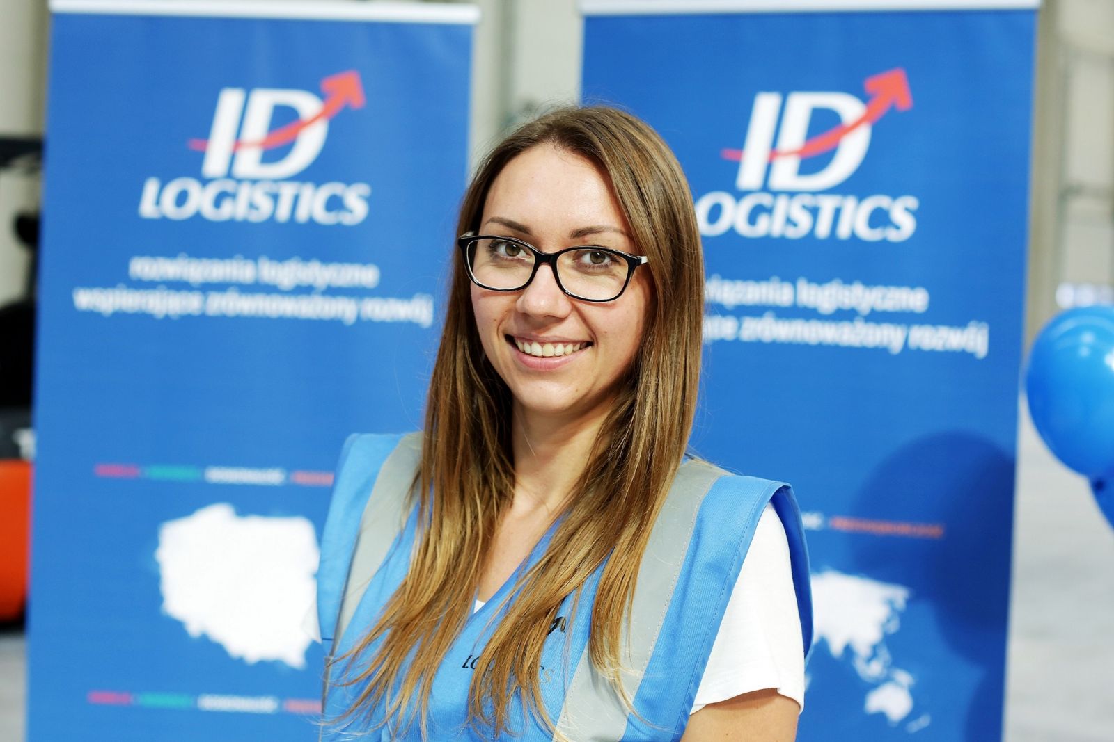 oferty pracy ID Logistics uśmiechnięta kobieta