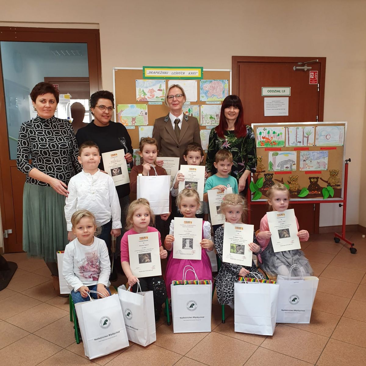 uczestnicy konkursu plastycznego