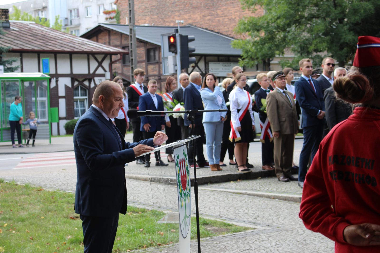 Burmistrz Międzychodu wygłasza przemówienie stojąc przy mównicy 