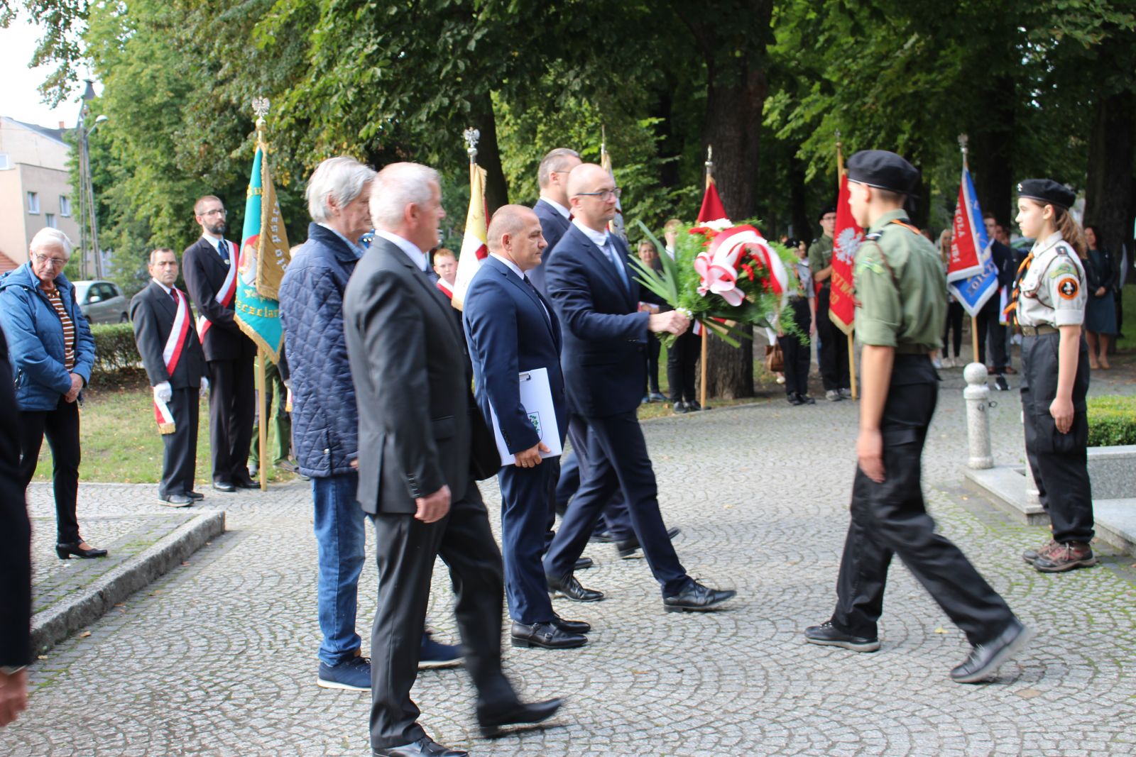 Delegacja samorządowa składa kwiaty pod Pomnikiem Poległych i Pomordowanych w latach 1939-1956