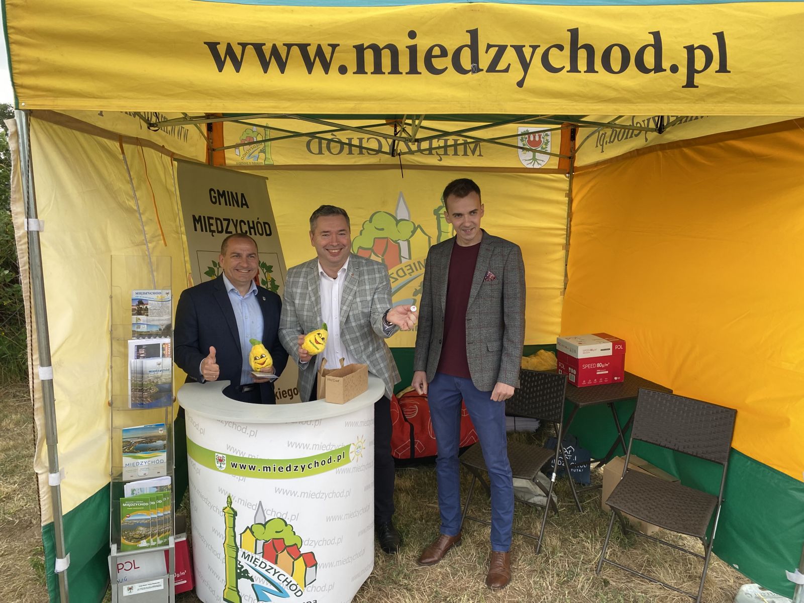 Zdjęcie przedstawia osoby stojące pod namiotem promocyjnym gminy międzychód