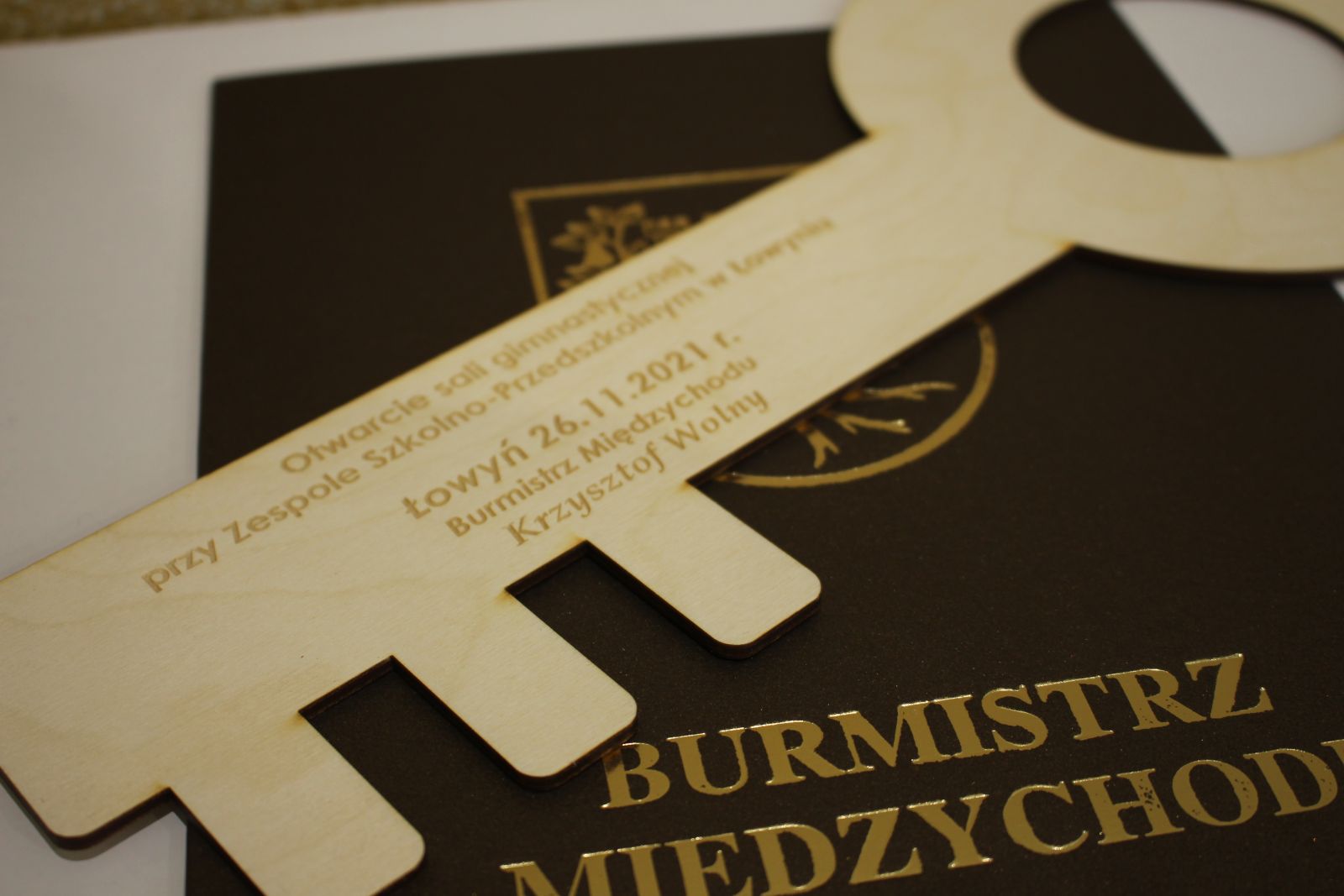 zdjęcie przedstawia drewniany klucz