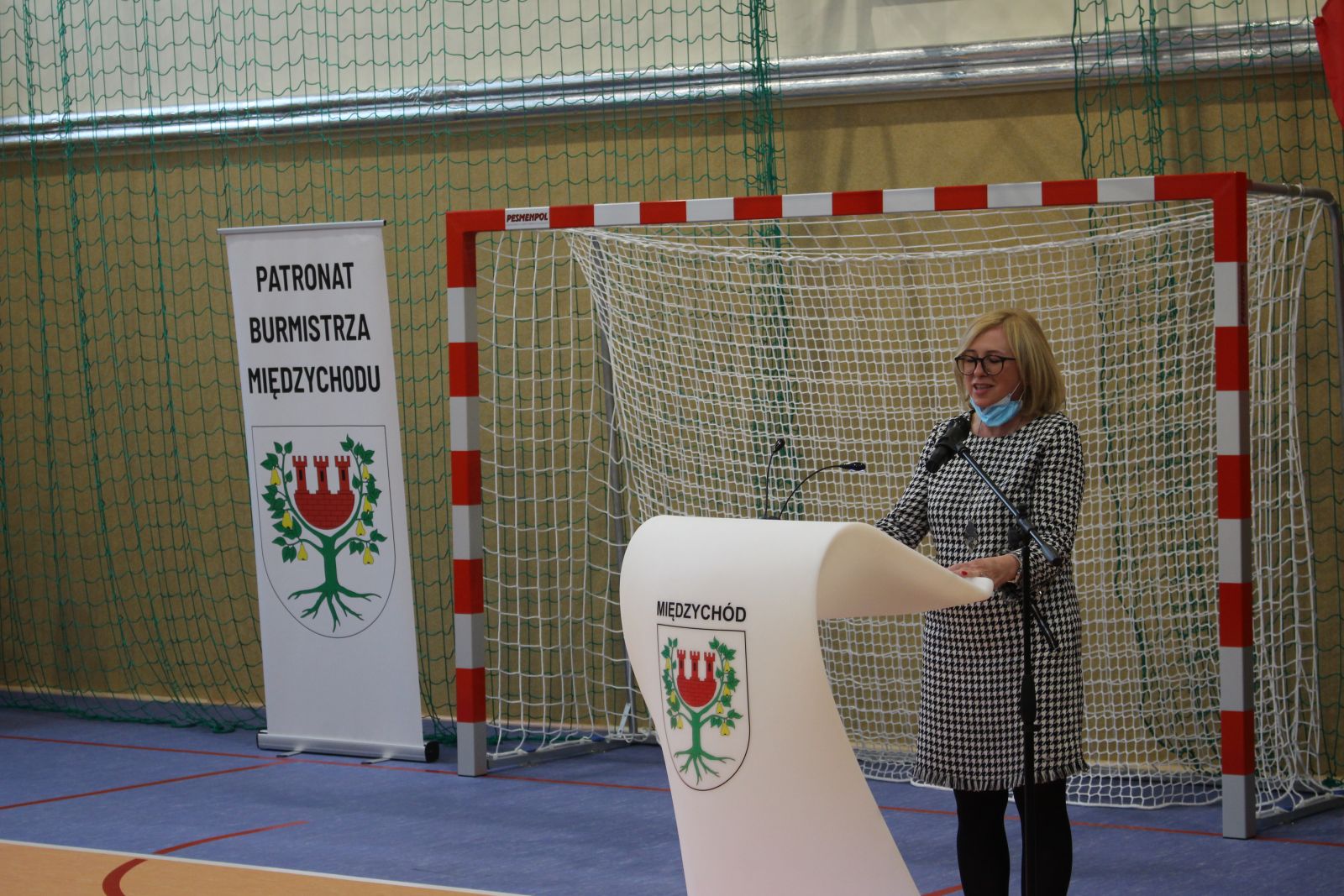 zdjęcie przedstawia osobę, która przemawia