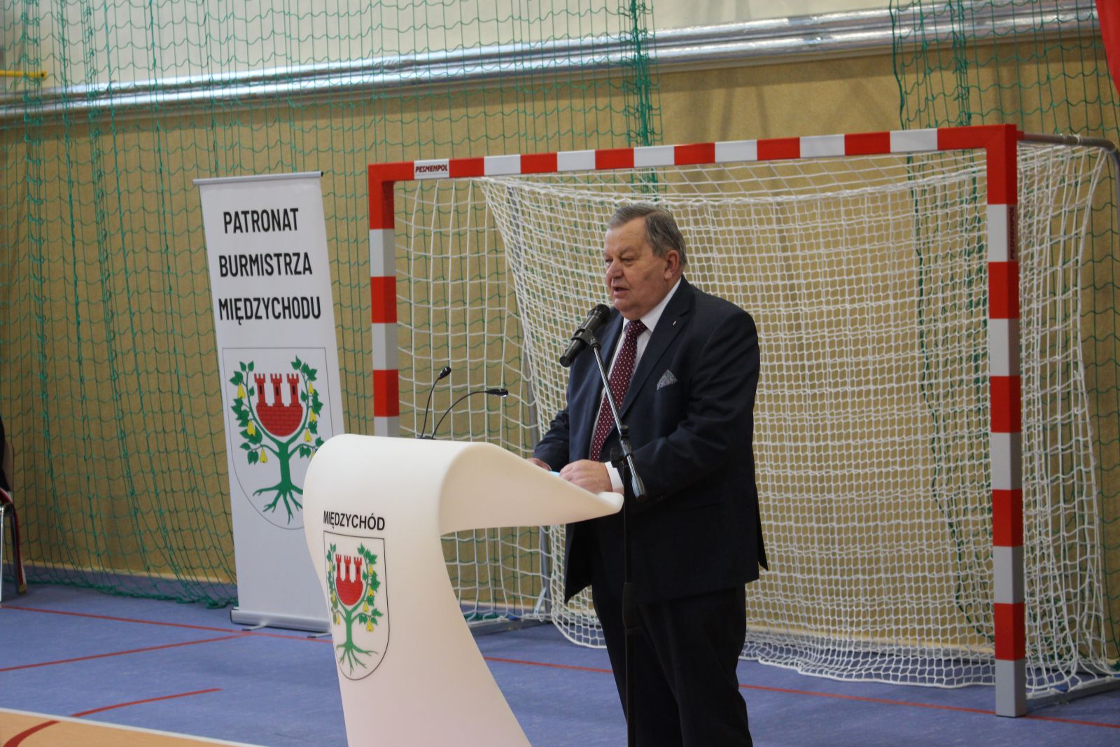 zdjęcie przedstawia osobę, która przemawia