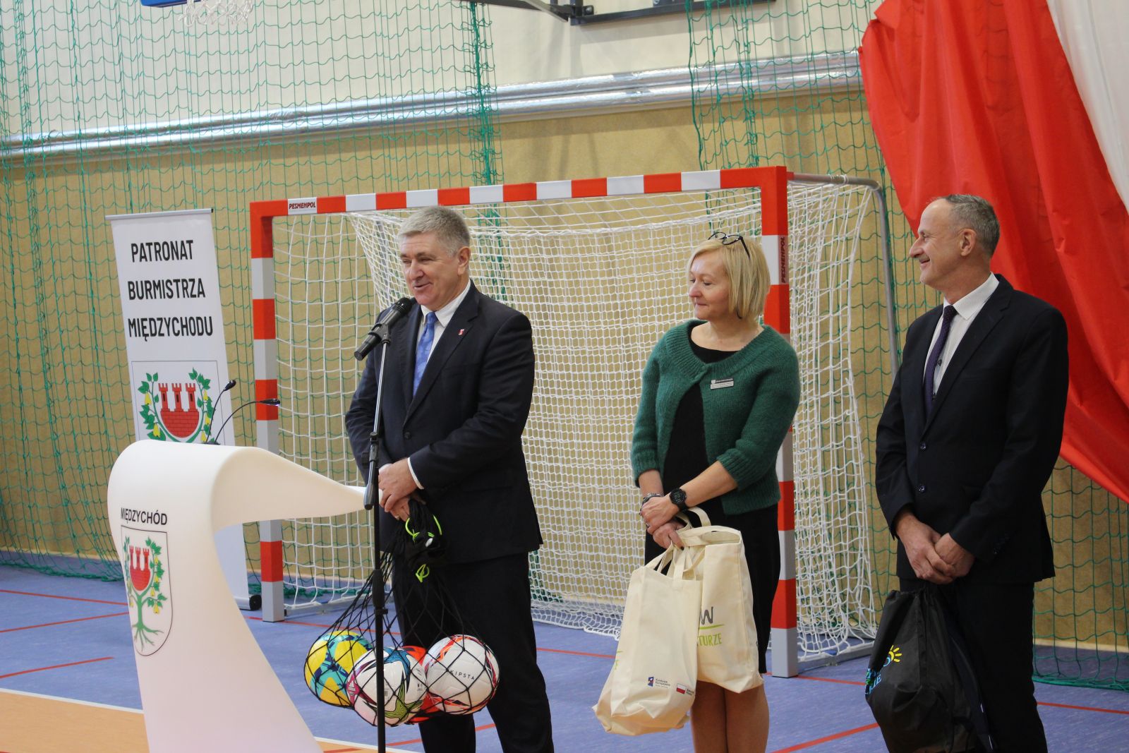 zdjęcie przedstawia osobę, która przemawia