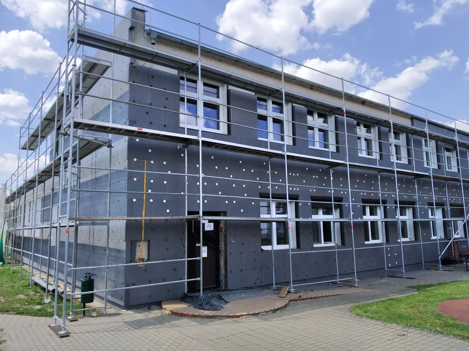 prace przy termomodernizacji budynku Zespołu Szkolno-Przedszkolnego w Kamionnie