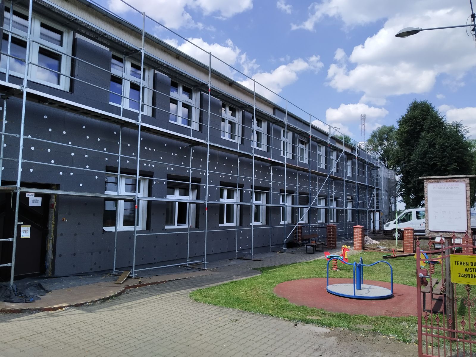 prace przy termomodernizacji budynku Zespołu Szkolno-Przedszkolnego w Kamionnie