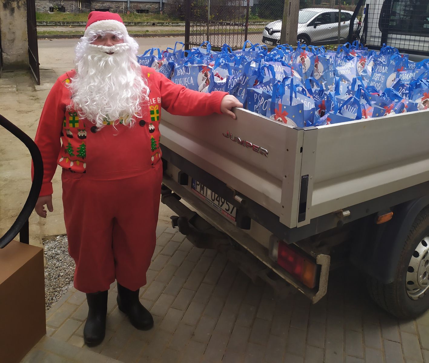 zdjęcie przedstawia świąteczne upominki i Mikołaja