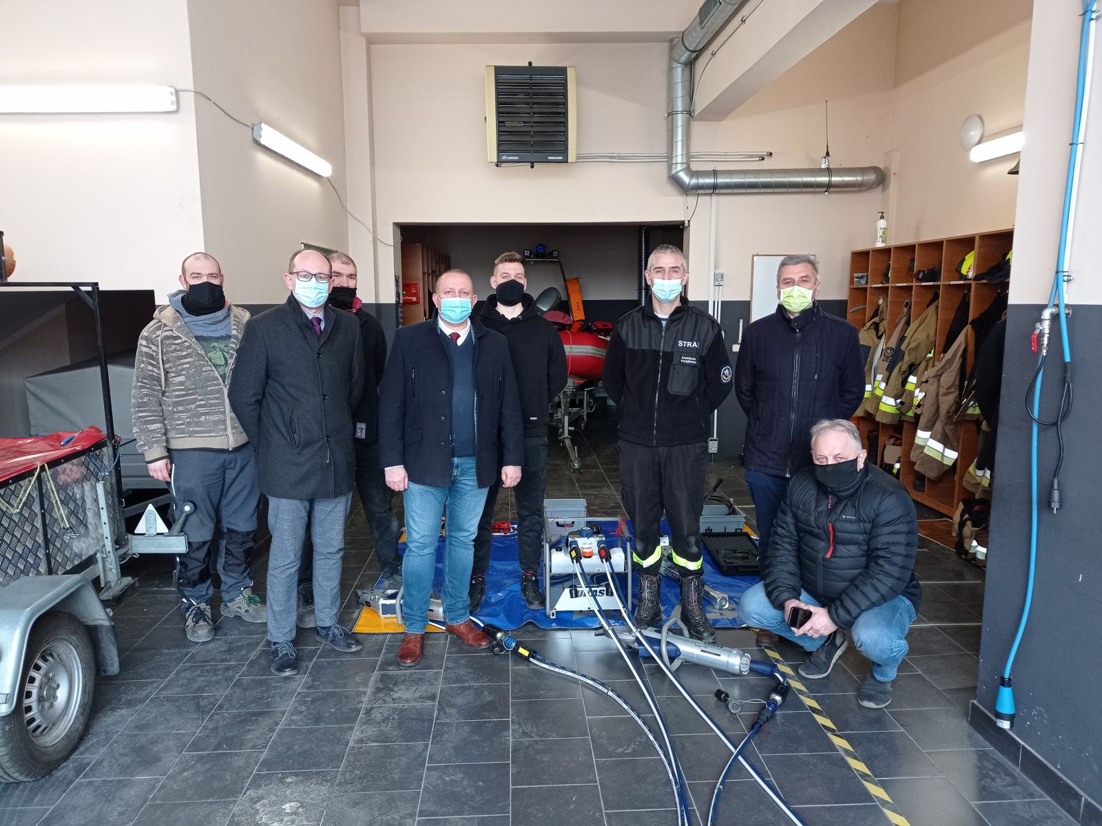 Na zdjęciu znajduje się Zastępca Burmistrza Rafał Ciszewicz, Sekretarz Gminy Tomasz Rucki oraz Strażacy Ochotniczej Straży Pożarnej w Międzychodzie. 
