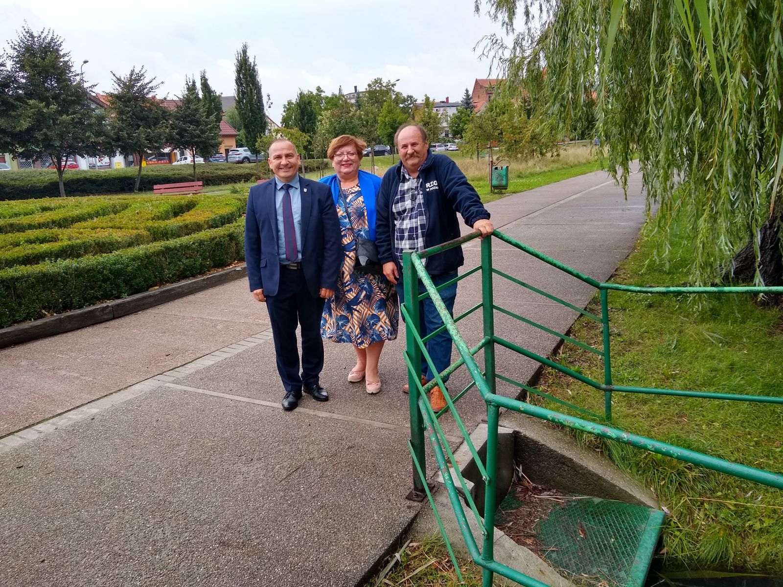 Na zdjęciu przy Jeziorze Miejskim stoją trzy osoby, tj. Burmistrz Międzychodu z przedstawicielami Wód Polskich