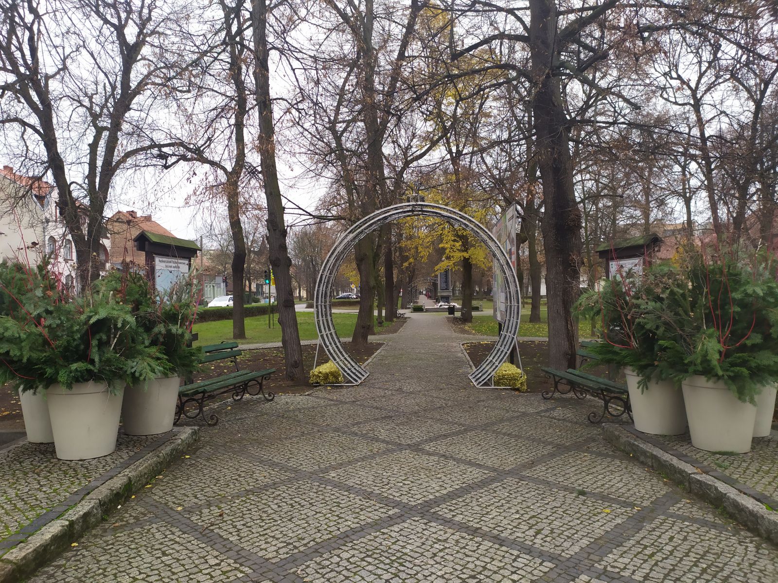 zdjęcie przedstawia park w mieście i ozdoby świąteczne