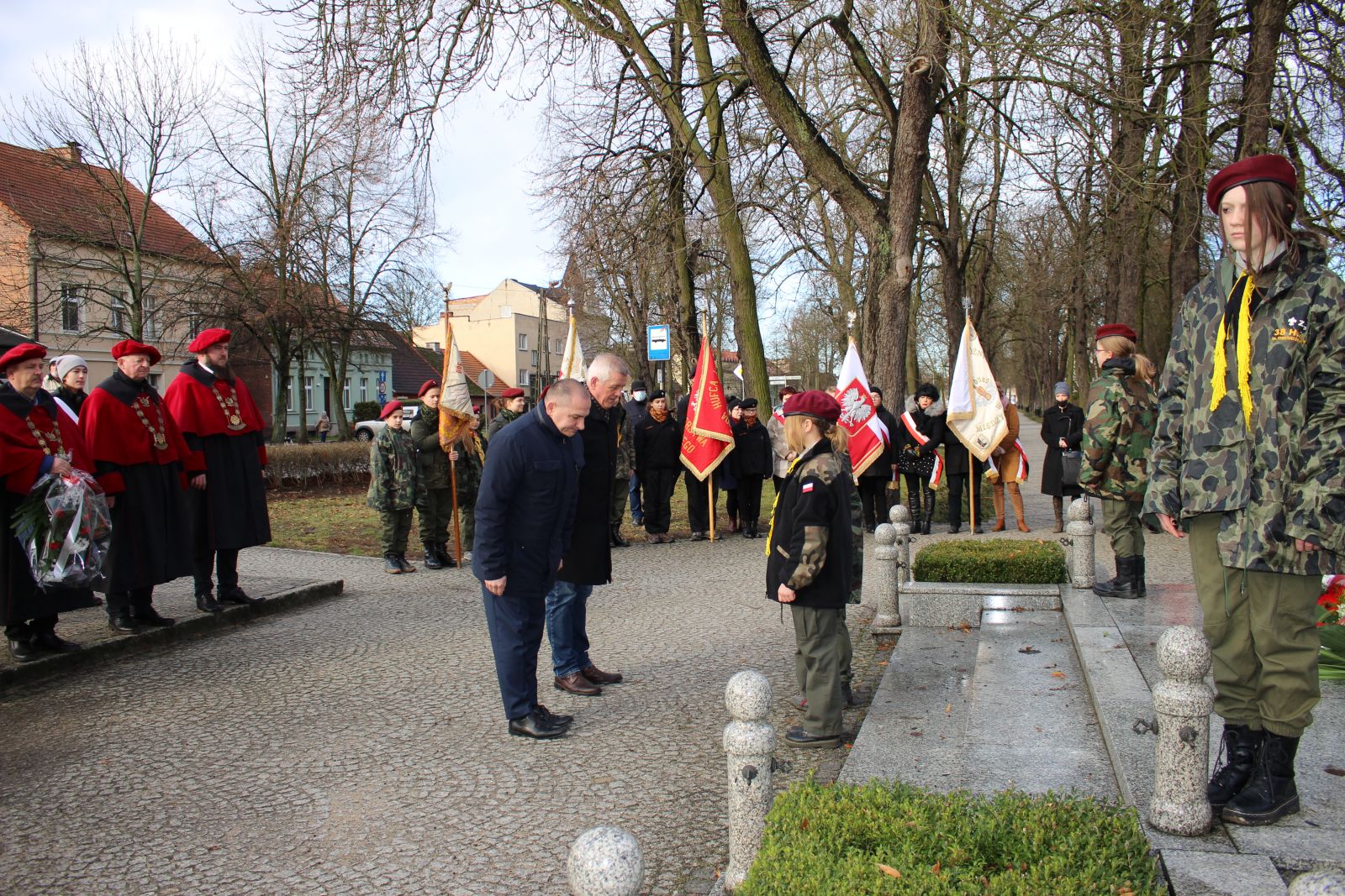 Zdjęcie przedstawia osoby podczas uroczystości 102. rocznicy Powrotu Ziemi Międzychodzkiej do Macierzy pod Pomnikiem