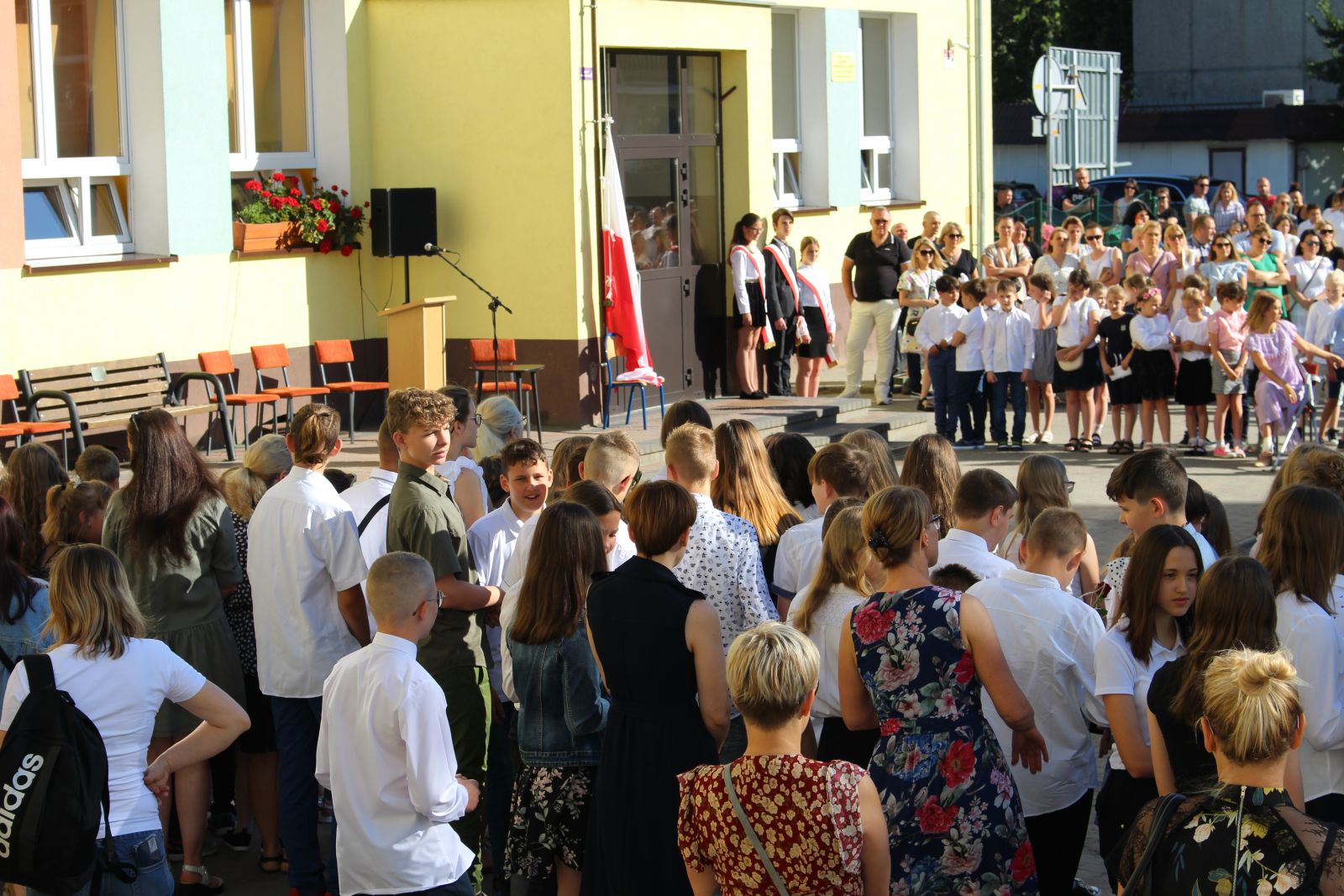 Zdjęcie nauczycieli oraz dzieci podczas zakończenia roku szkolnego