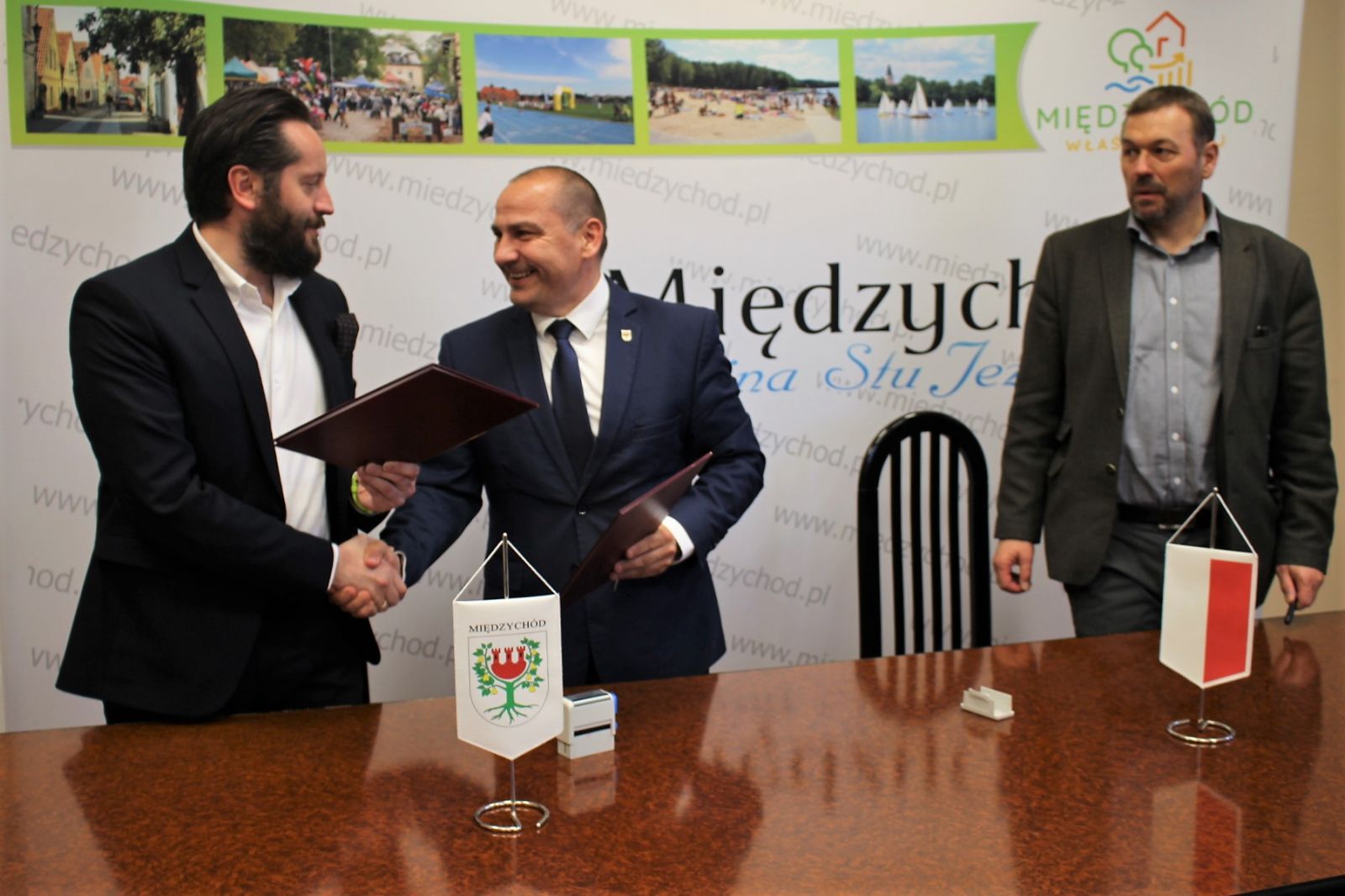 trzy osoby - podpisanie listu intencyjnego