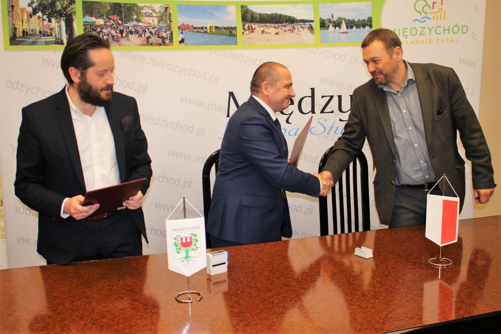 trzy osoby - podpisanie listu intencyjnego