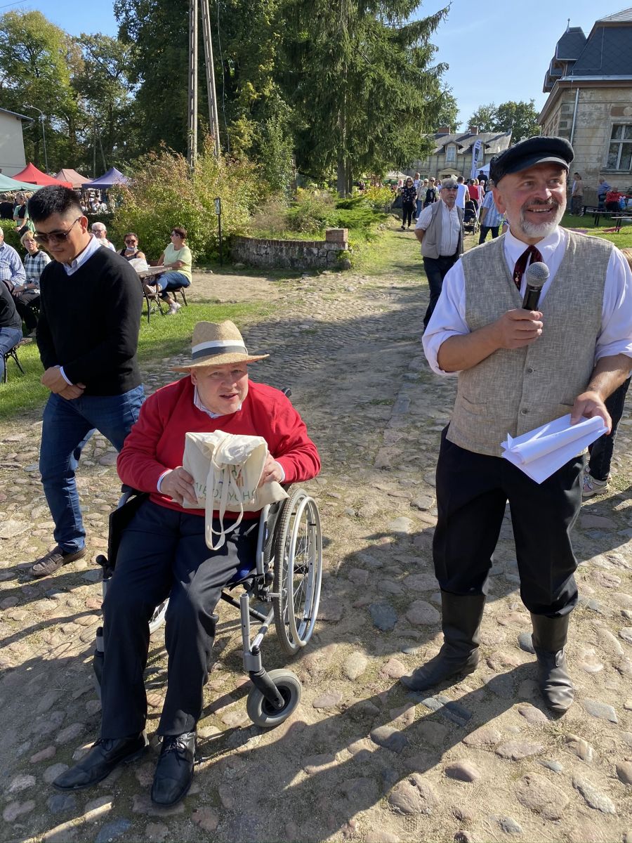 Zdjęcie przedstawia Pana Jacka Kaczmarka, Senatora Jana Filipa Libickiego. W tle widać inne osoby.