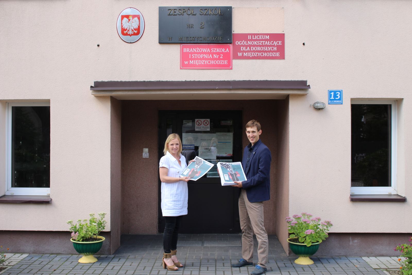 zdjęcie przedstawia osoby oraz gadżety