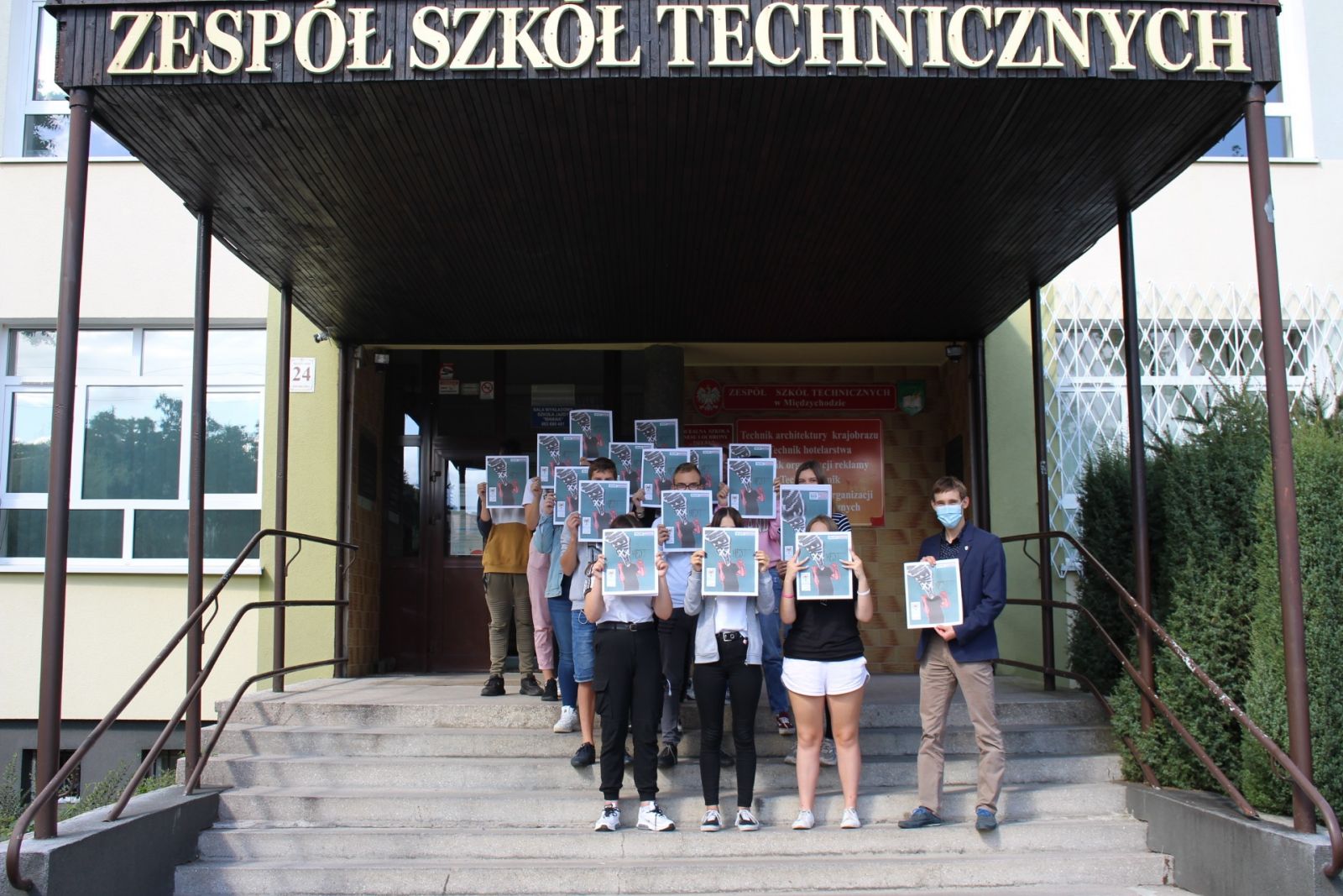 zdjęcie przedstawia osoby oraz gadżety