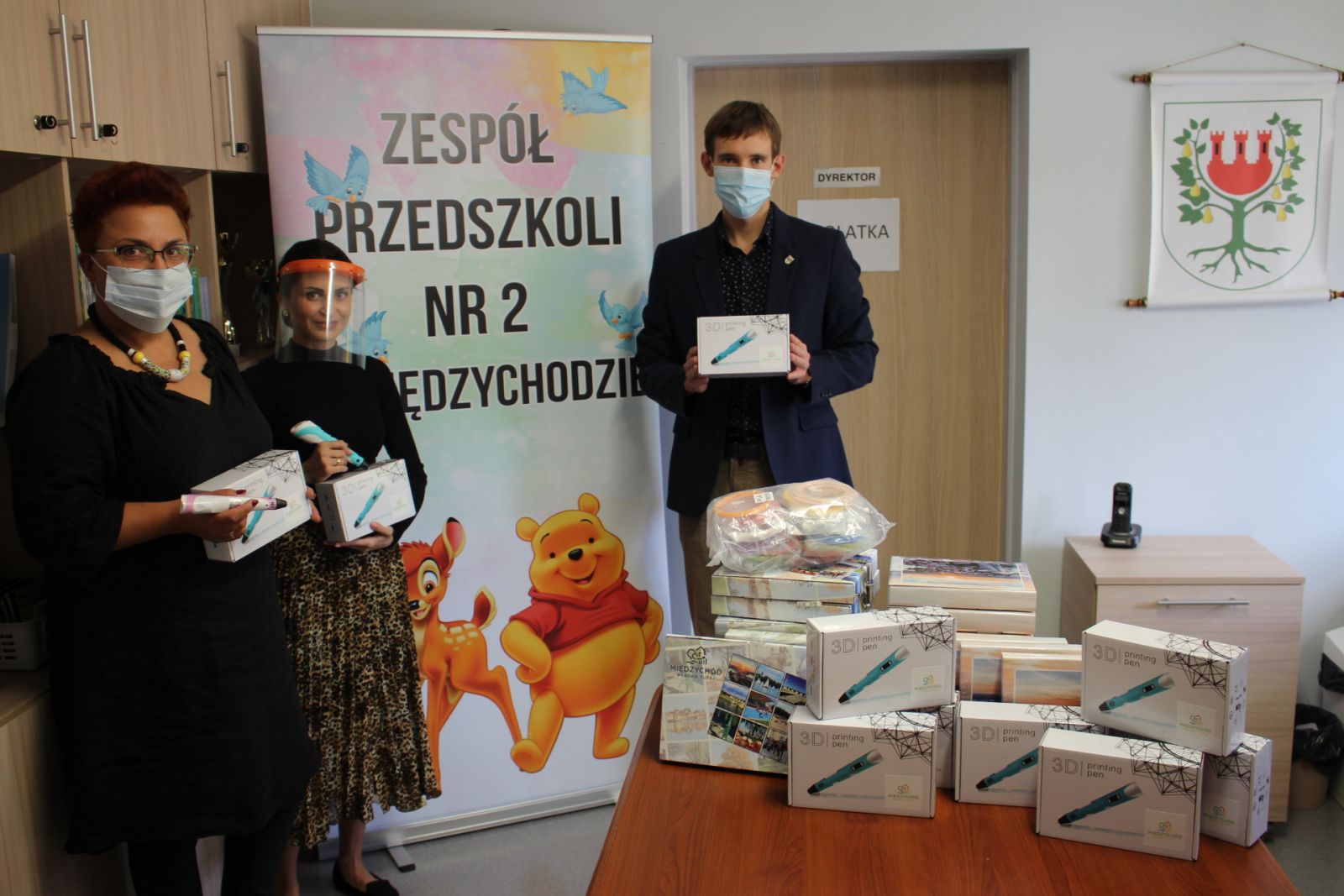 zdjęcie przedstawia osoby oraz gadżety