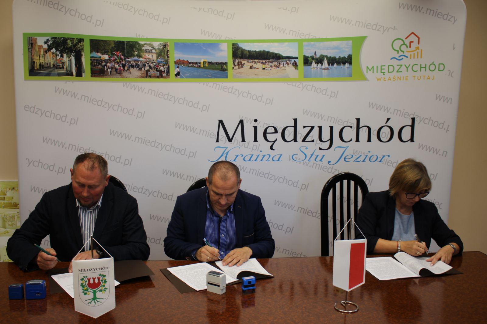 zdjęcie przedstawia osoby podpisujące pismo