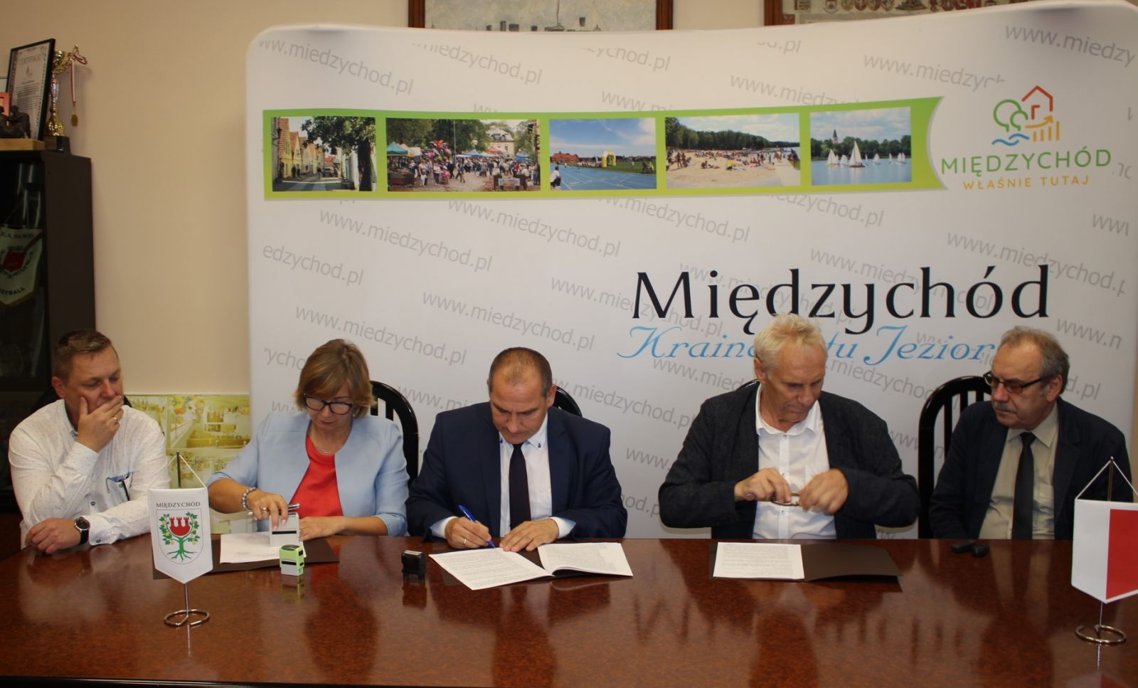 zdjęcie przedstawia ludzi przy stole