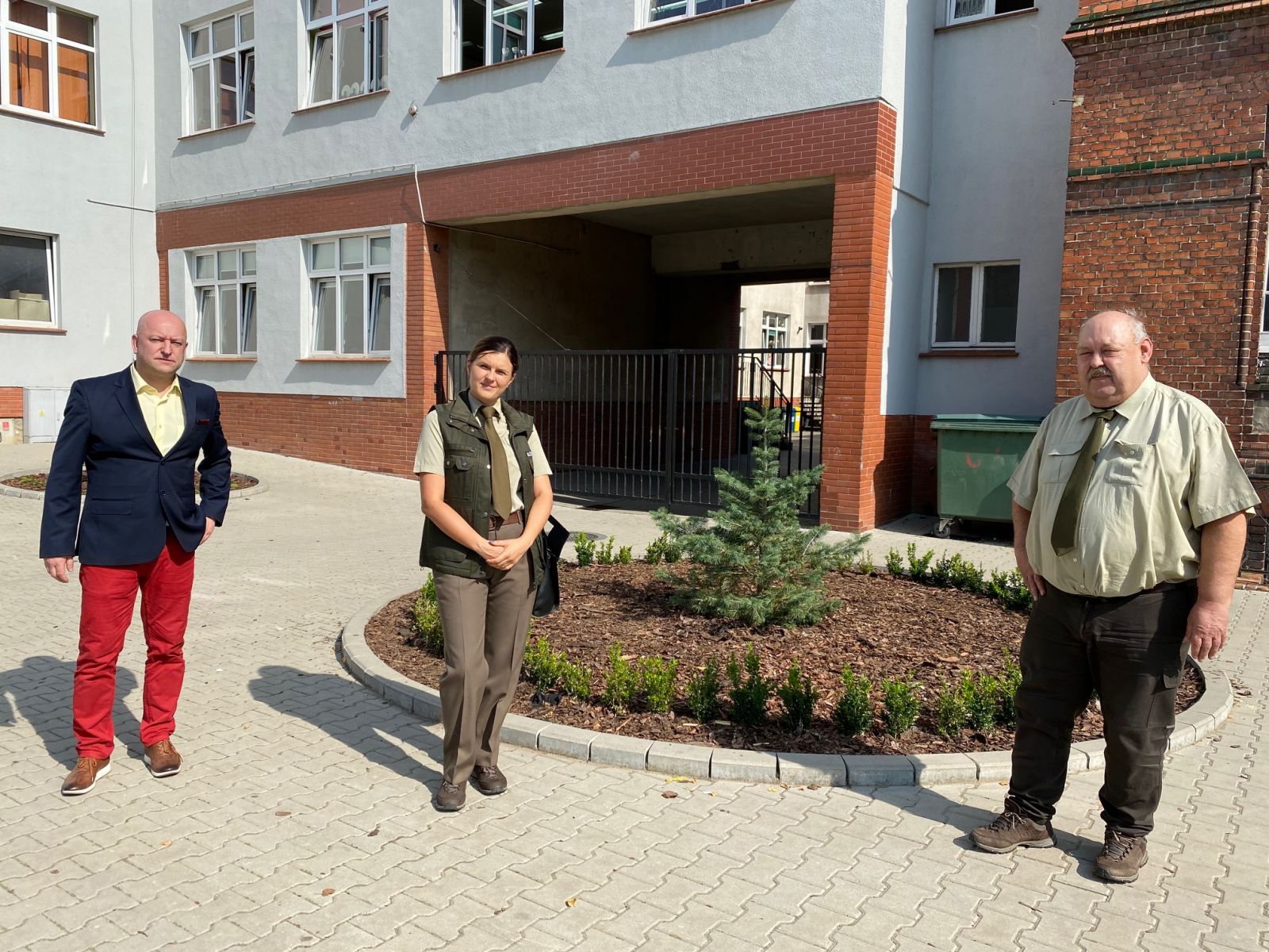 pracownicy Nadleśnictwa Międzychód i Dyrektor szkoły