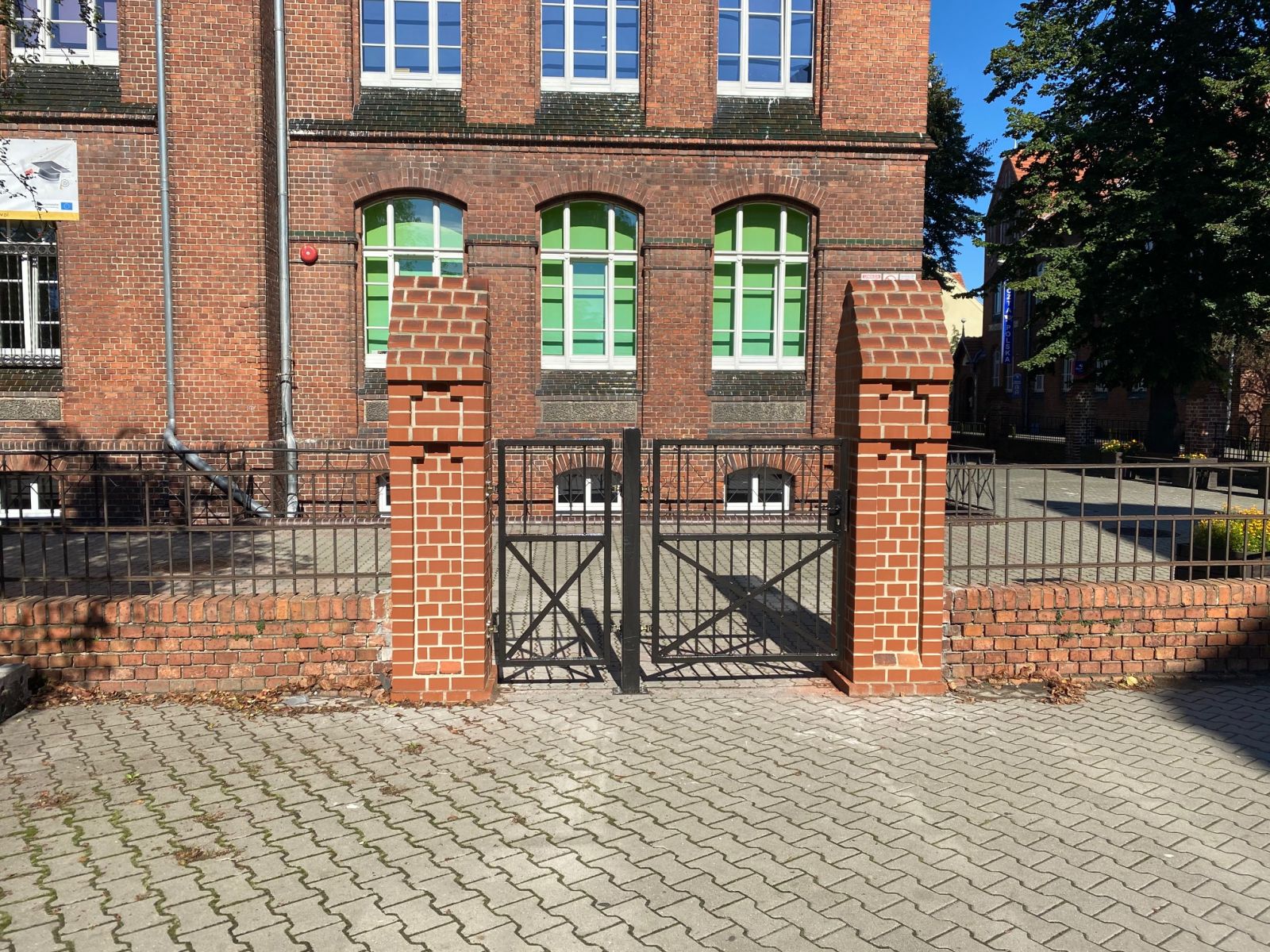 odnowione ogrodzenie szkoły