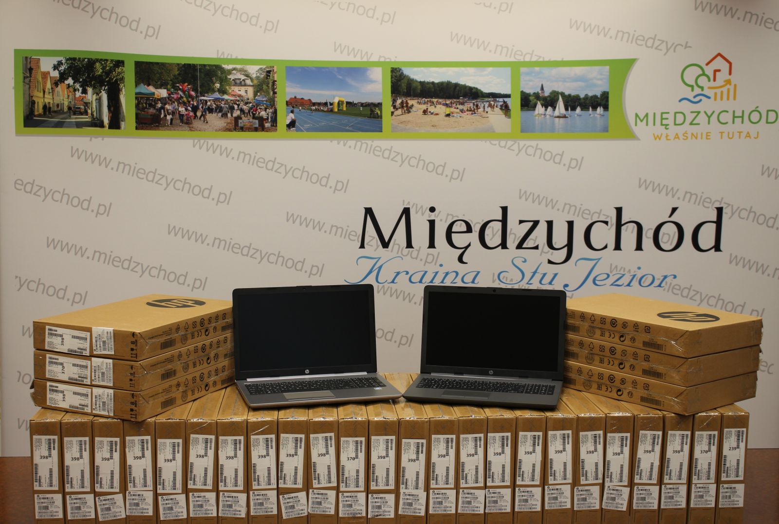 Na zdjęciu znajduje się stół, na którym są laptopy dla nauczycieli z przedszkoli. 