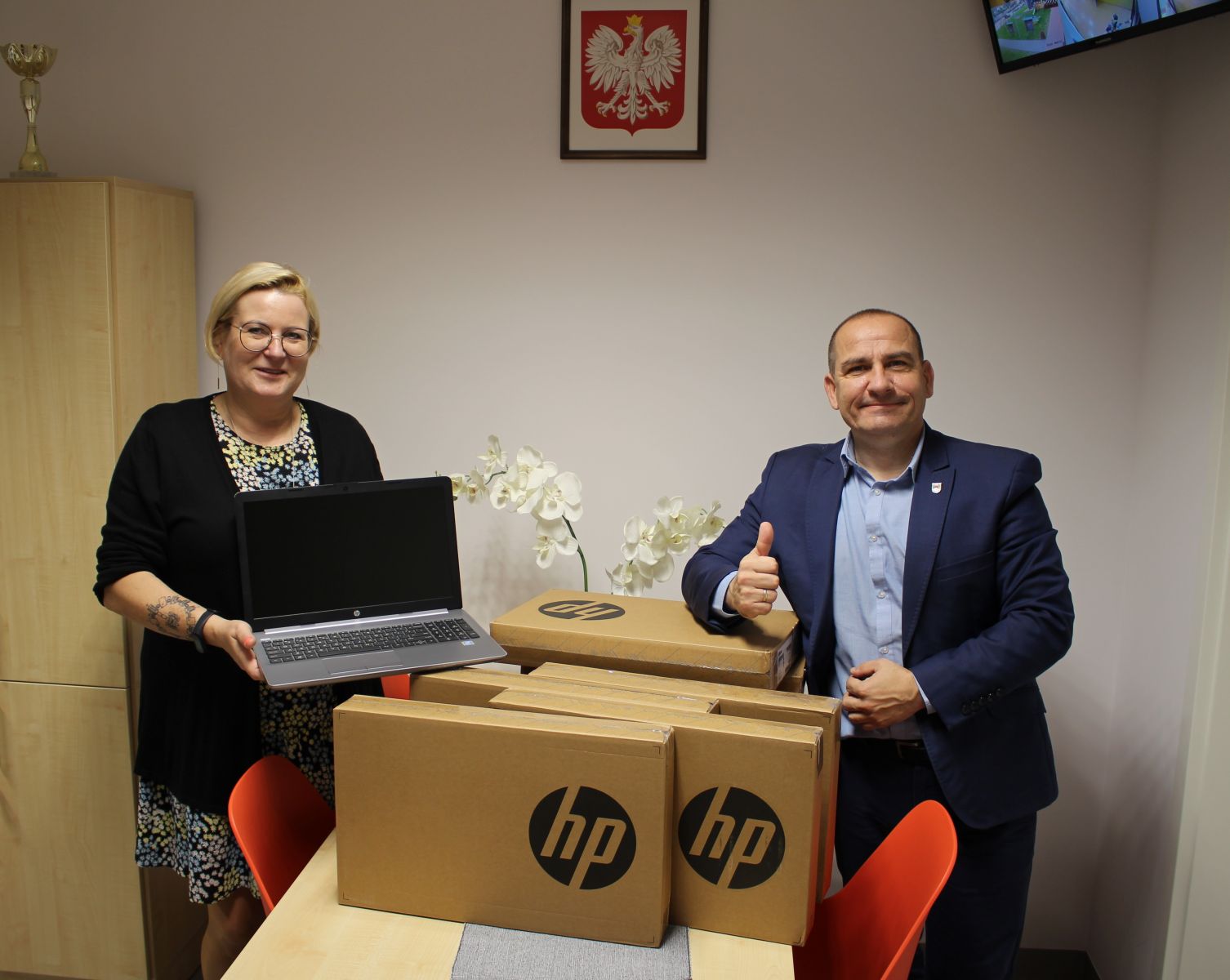 Na zdjęciu znajduje się Dyrektor przedszkola oraz Burmistrz Międzychodu wraz z otrzymanymi laptopami. 