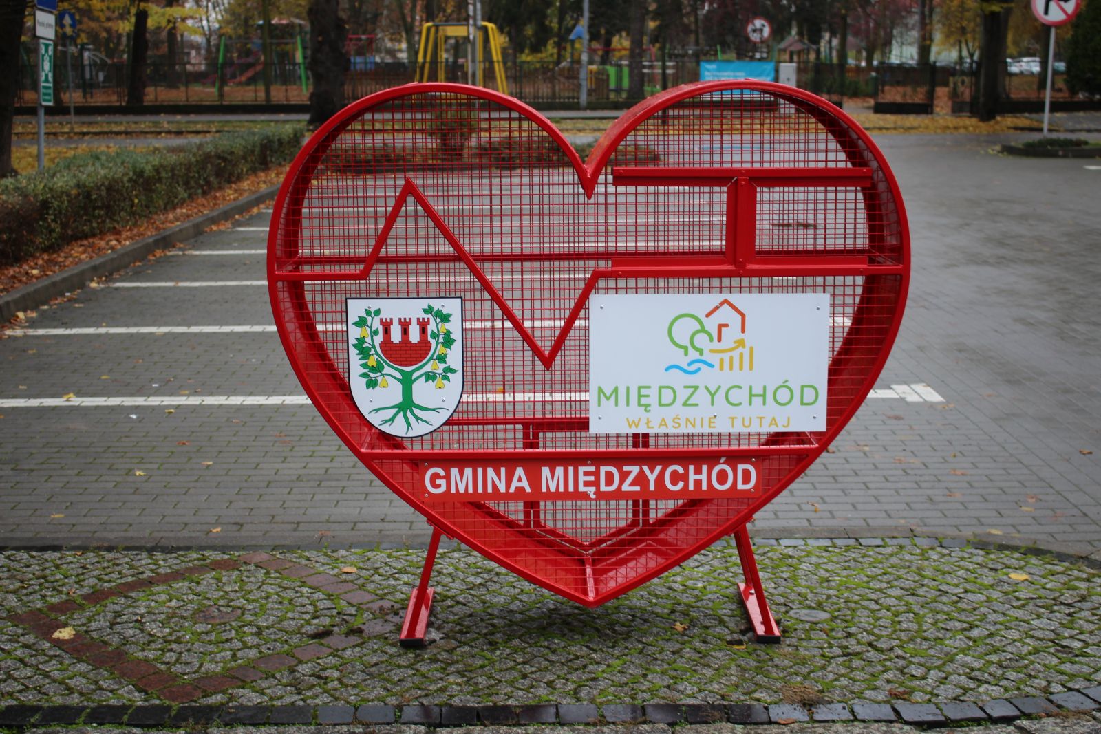zdjęcie przedstawia pojemnik na nakrętki w kształcie serca 