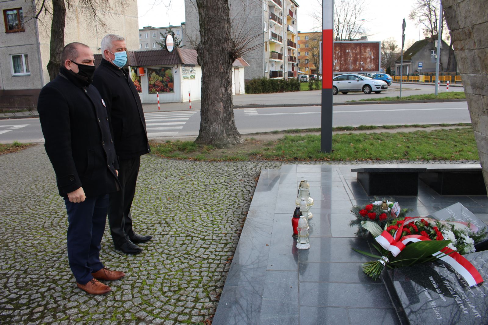 Zdjęcie przedstawia Krzysztofa Wolnego i Ryszarda Suleja, którzy stoją pod Pomnikiem Powstańców Wielkopolskich