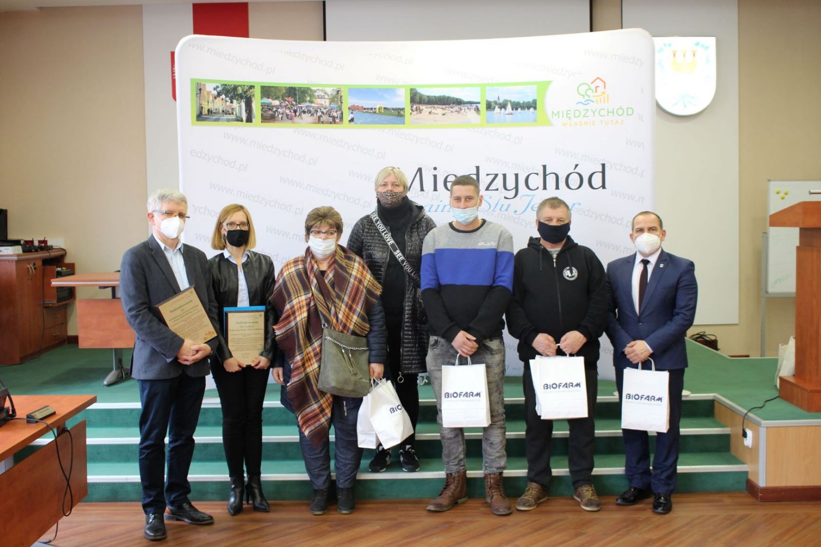 do zdjęcia pozuja Burmistrz Międzychodu, przedstawiciele fundacji i firmy Biofarm oraz rodzin poszkodowanych w pożarze