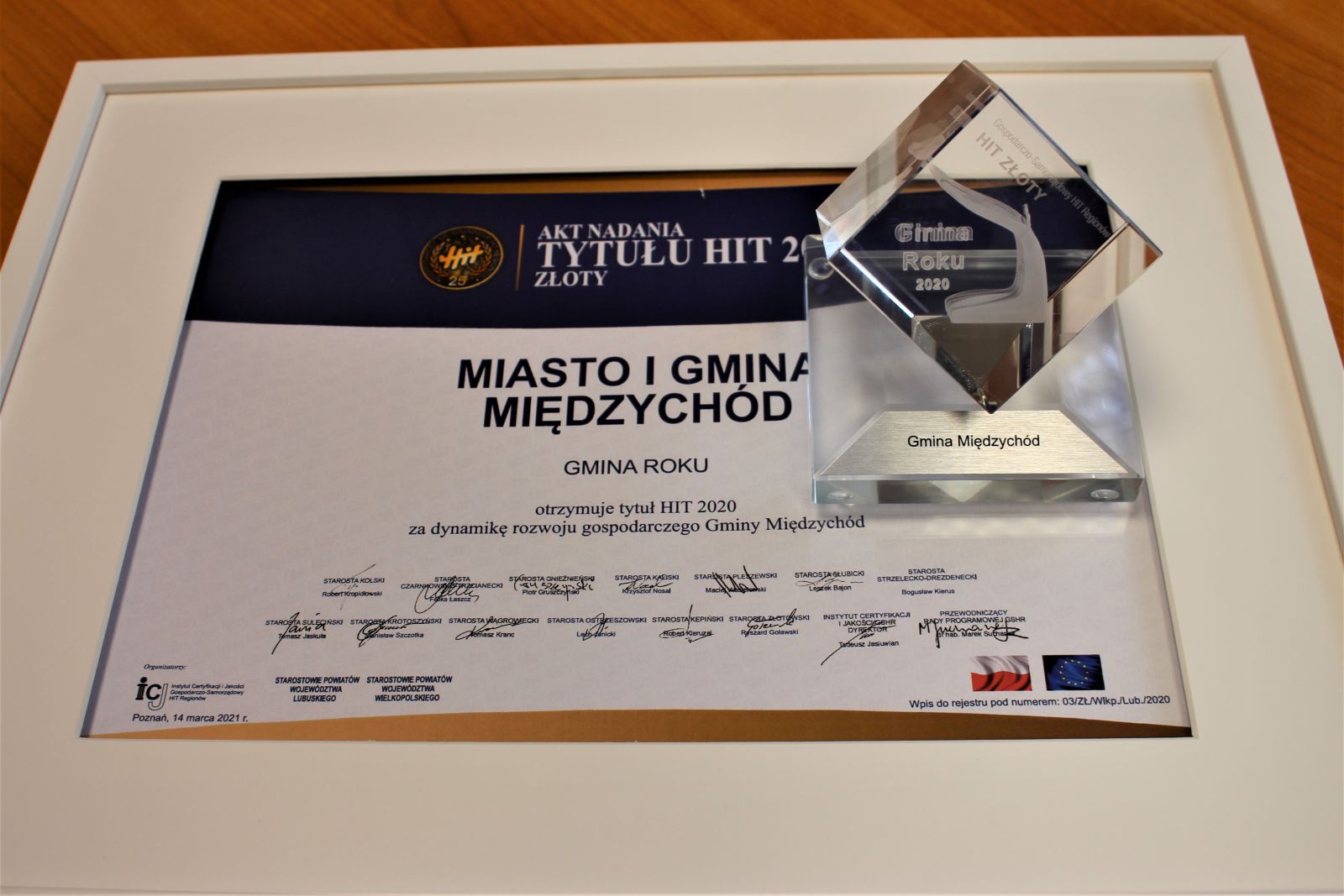 zdjęcie statuetki i certifikatu