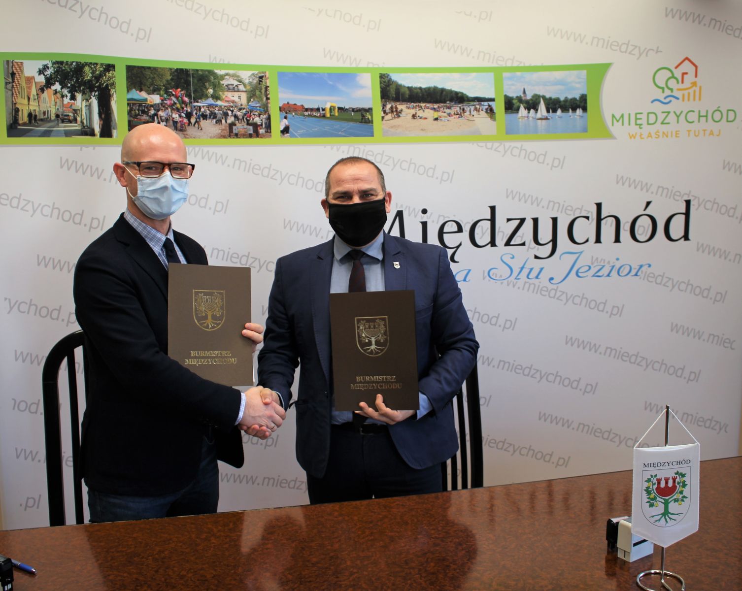 Na zdjęciu znajduje się Burmistrz Międzychodu Krzysztof Wolny oraz Dyrektor SPZOZ Bartosz Grobelny.