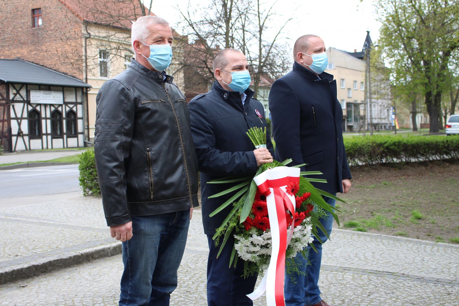 składanie kwiatów pod pomnikiem