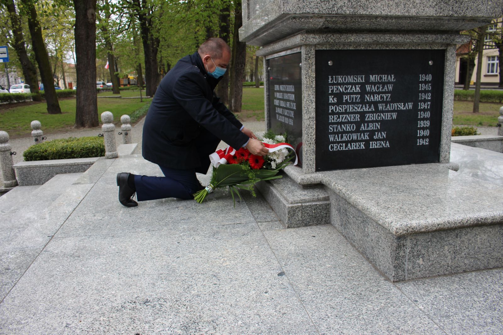 składanie kwiatów pod pomnikiem