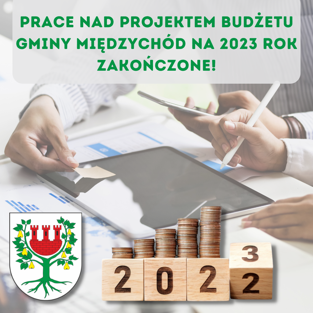 grafika przedstawia monety ustawione na klockach z cyframi ustawionymi w rok 2023 na tle biurka, przy którym dwie osoby wykonują analizy na tablecie