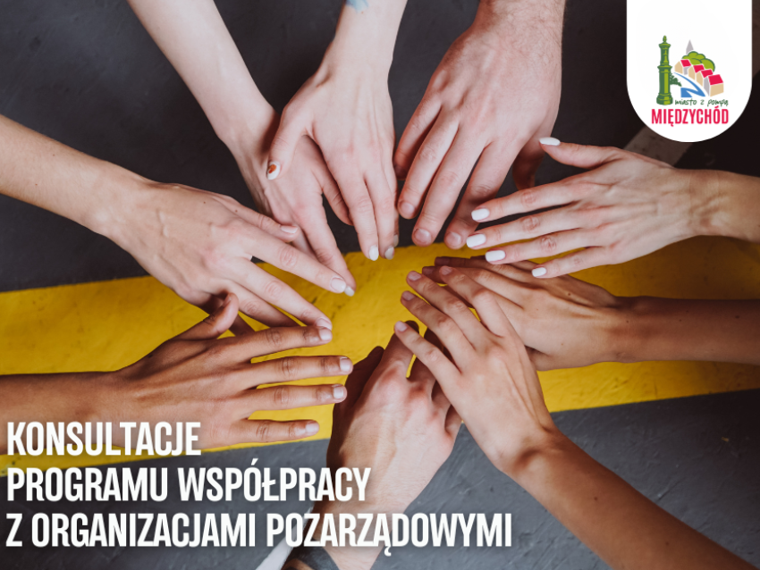dłonie ludzi oraz tytuł artykułu